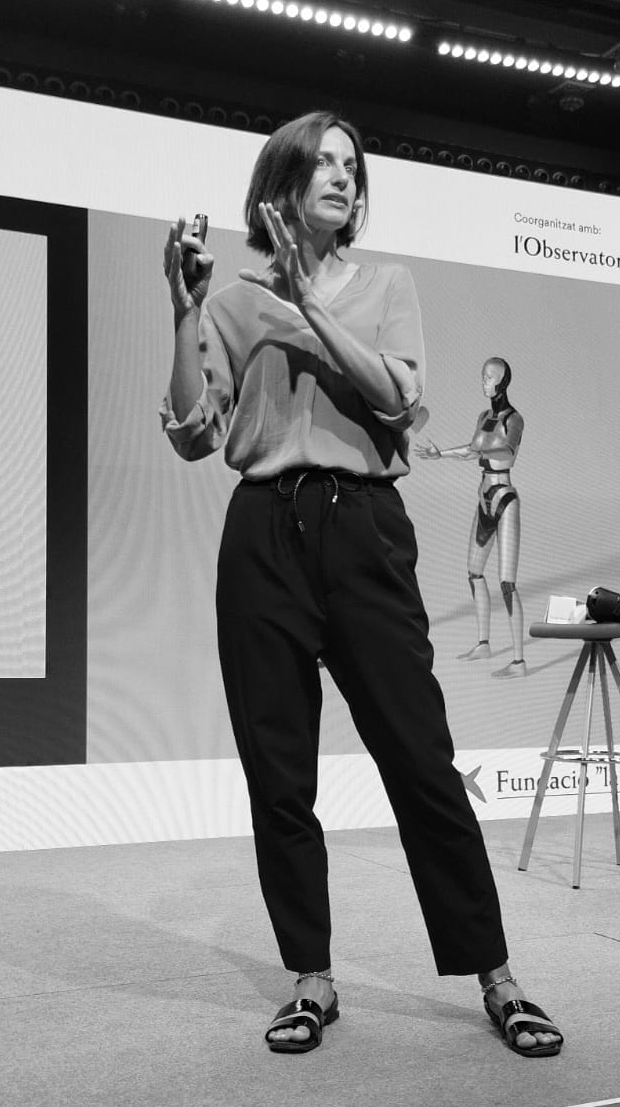 Dr. Laura, international expert in behavioral transformation and emerging technologies, virtual reality, AI, top keynote speaker, during a keynote speaking intervention, motivational speaker, Dubai, UAE